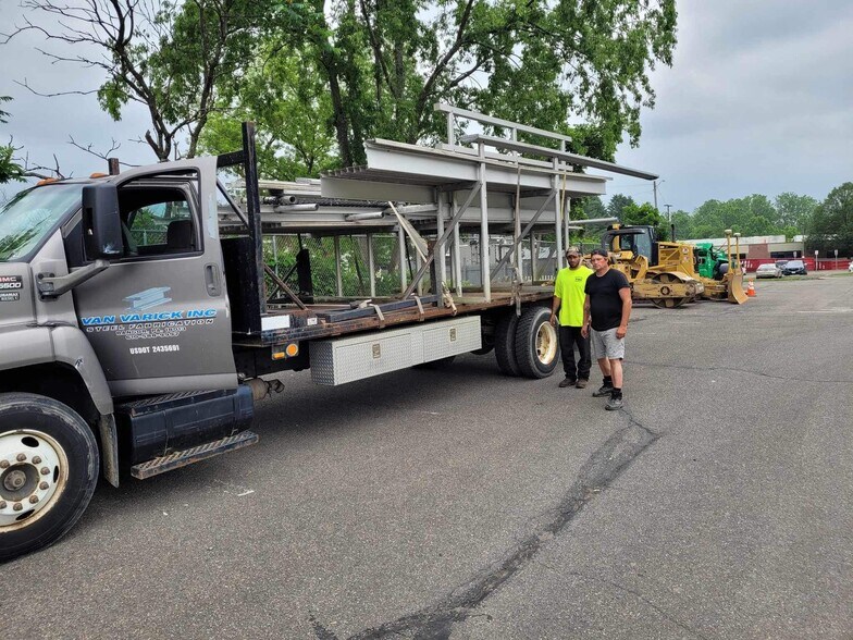 More Photos Of 224 Michael Ln, New Berlin Racetrack For Sale