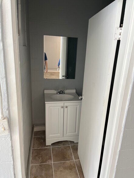 More Photos Of 8610 N Suwanee Ave, Tampa General Retail For Sale