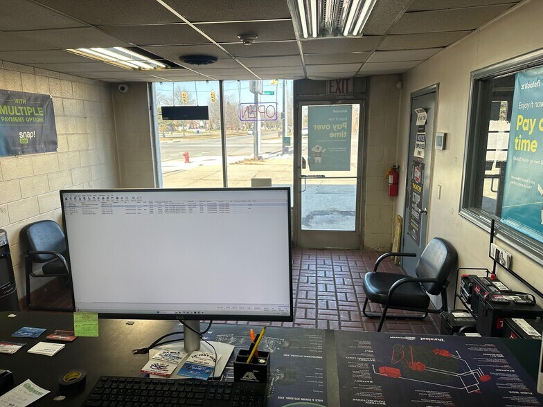 More Photos Of 16500 E Warren Ave, Detroit Auto Repair For Lease