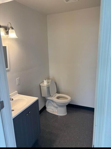 More Photos Of 1300 W Saunders St, Mount Pleasant Showroom For Lease