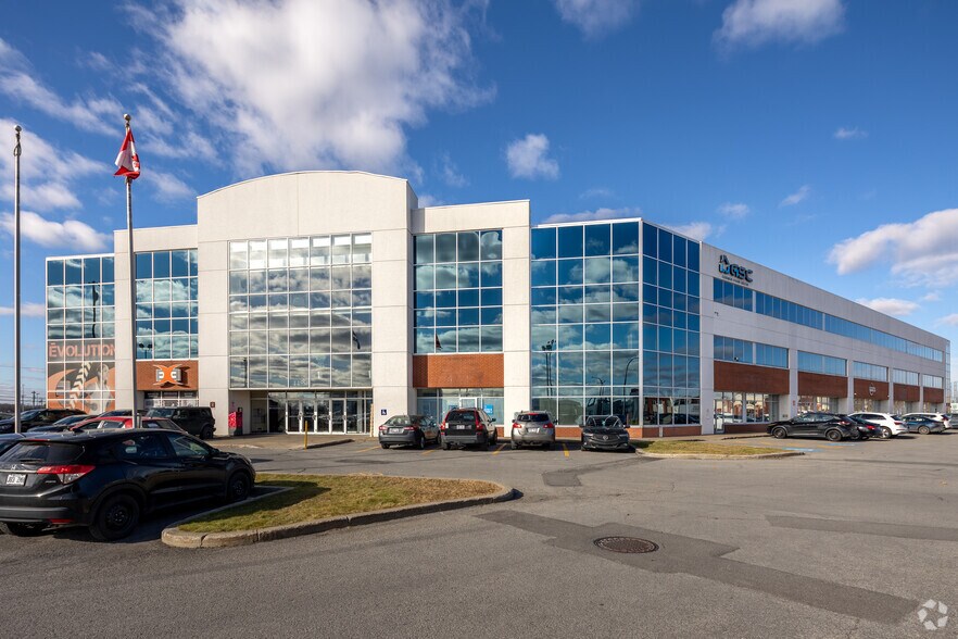 More Photos Of 4451-4479 Laval Aut W, Laval Showroom For Lease