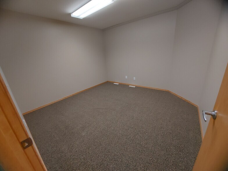 More Photos Of 7471 Edgar Industrial Bnd, Red Deer Warehouse For Lease