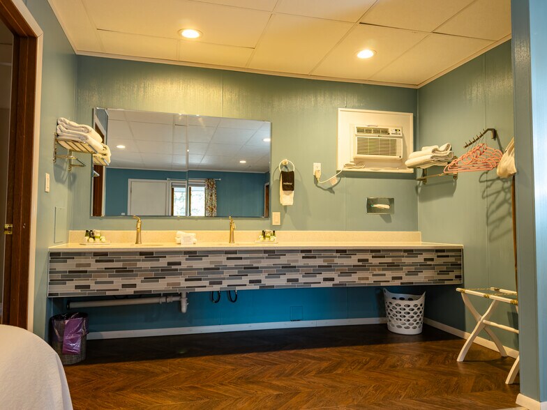 More Photos Of 855 N 5th St, Custer Hotel For Sale