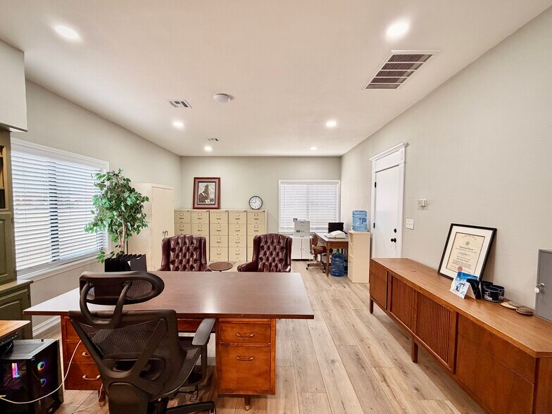 More Photos Of 1030 W Main St, Jenks Office For Sale