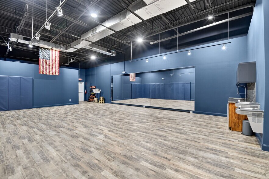 More Photos Of 2800-2890 W State Road 84, Fort Lauderdale Showroom For Sale