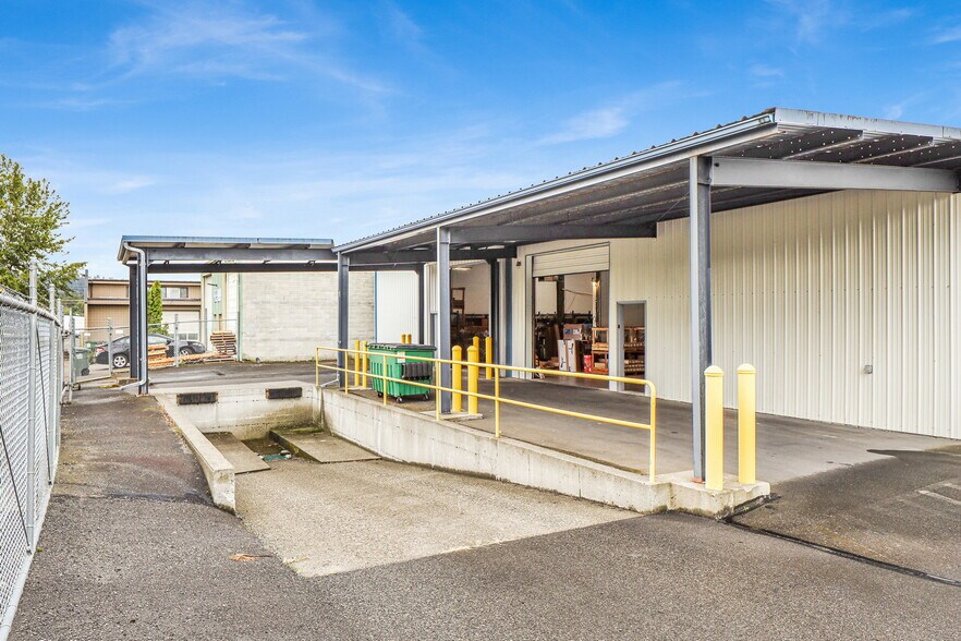 More Photos Of 2222 Queen St, Bellingham Warehouse For Lease