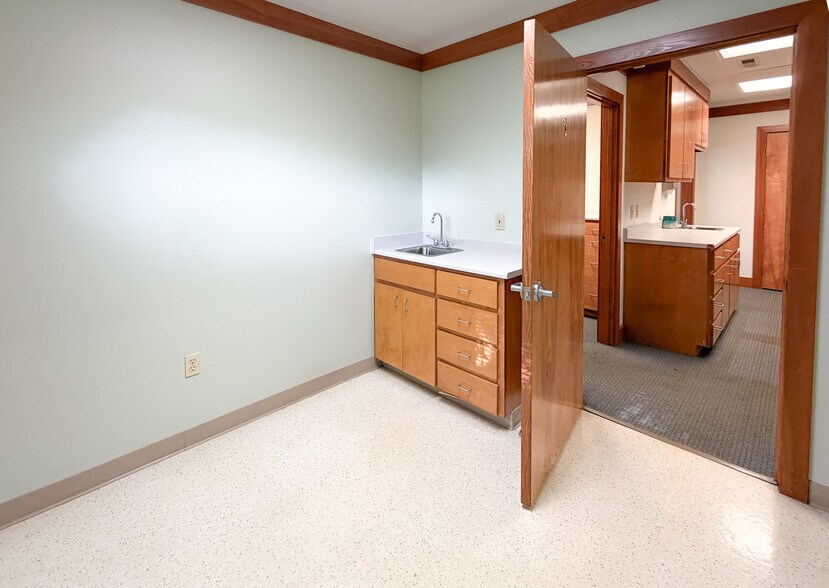 More Photos Of 3610 Moore Duncan Hwy, Moore Medical For Lease