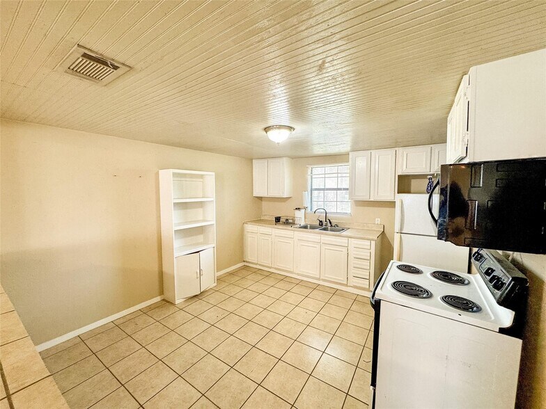More Photos Of 1425 W Groesbeck St, Stephenville Apartments For Sale