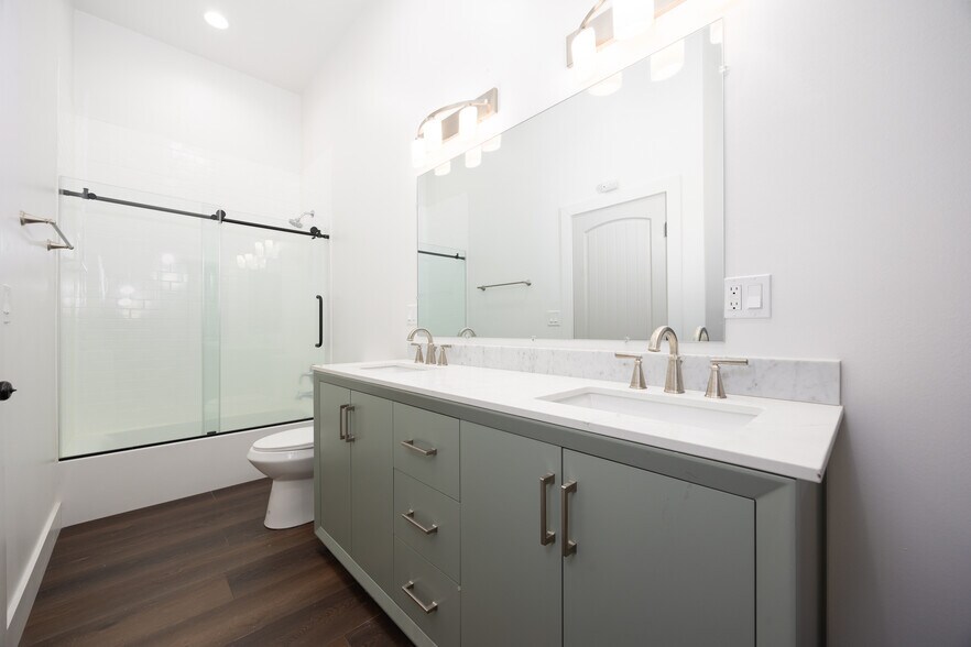 More Photos Of 50-52 S Main St, London Storefront Retail Residential For Sale