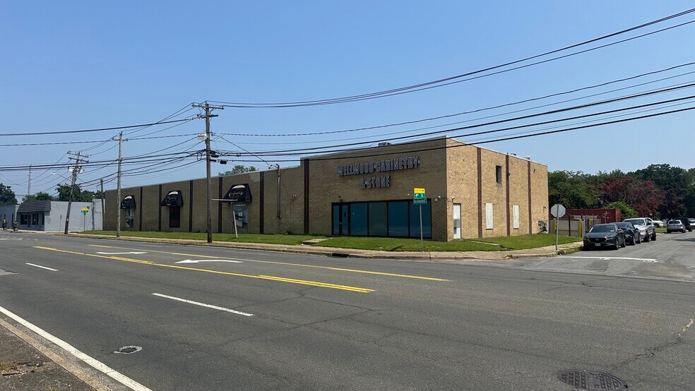 Primary Photo Of 910 N Wellwood Ave, Lindenhurst Warehouse For Lease