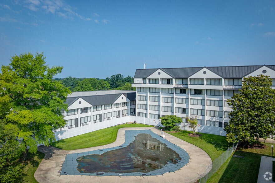More Photos Of 1726 Reisterstown Rd, Pikesville Hotel For Lease
