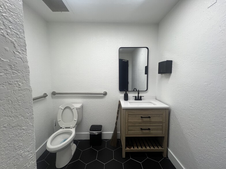 More Photos Of 375-3 S 12th St, Tampa Office For Sale