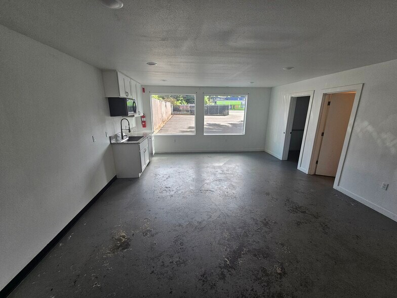 More Photos Of 5833 NE Portland Hwy, Portland Flex For Sale