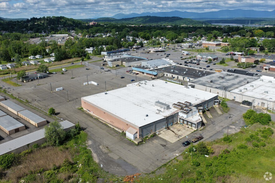 More Photos Of 70 Healy Blvd, Hudson Supermarket For Sale