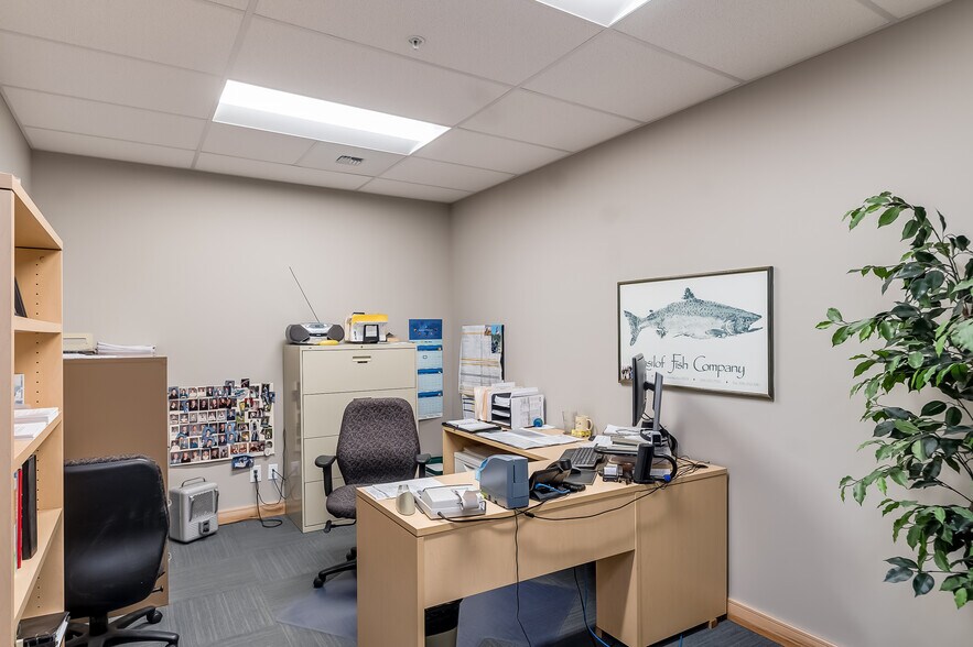 More Photos Of 913 Squalicum Way, Bellingham Distribution For Lease