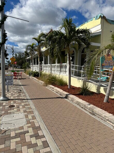 More Photos Of 4721 Vincennes Blvd, Cape Coral Restaurant For Sale