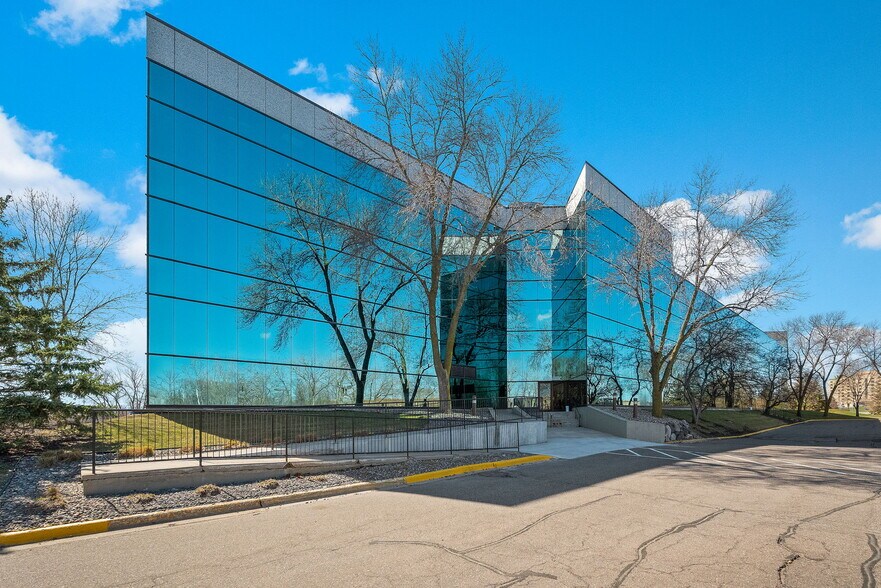 More Photos Of 7100 Northland Cir N, Brooklyn Park Office For Lease