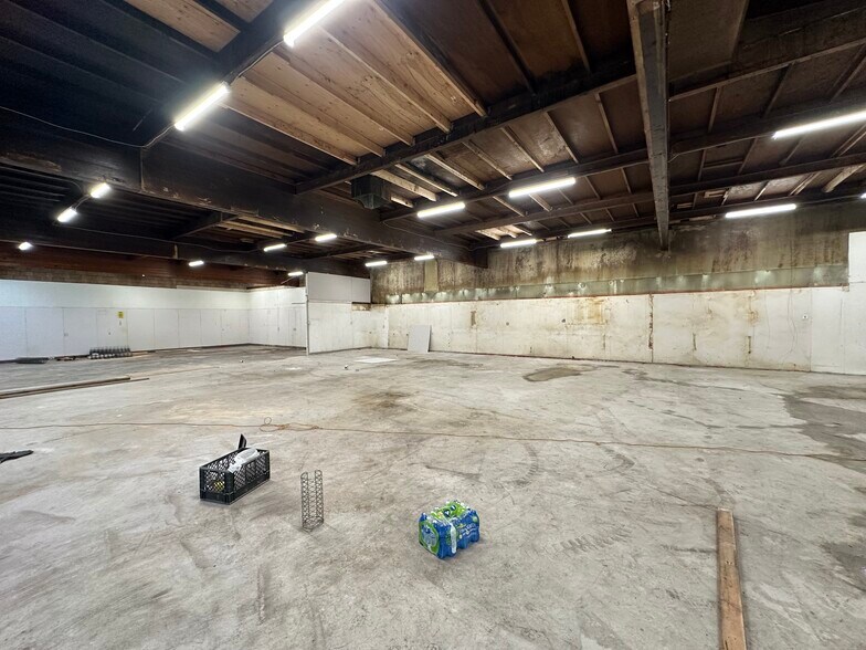 More Photos Of 15215 Keswick St, Van Nuys Warehouse For Lease