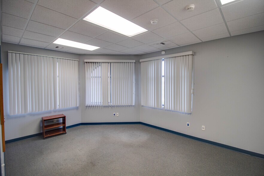 More Photos Of 18400 Shipman Rd, Carlinville Schools For Sale