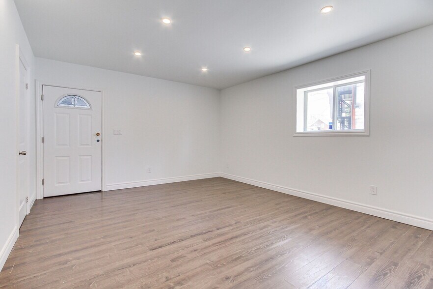 More Photos Of 395 Bay St W, Brock Office For Sale