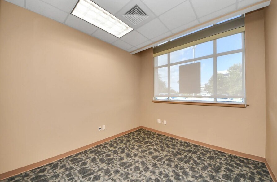 More Photos Of 1520 W Sam Houston Pky S, Houston Bank For Lease