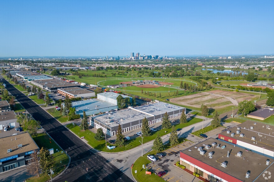 More Photos Of 1925 39th Ave NE, Calgary Showroom For Lease