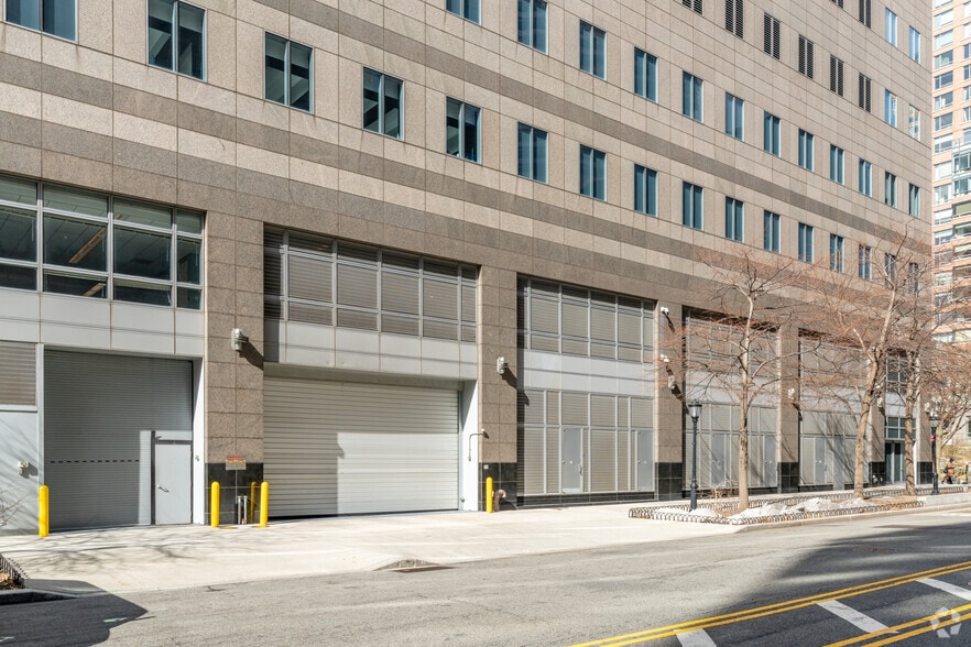 More Photos Of 300 Vesey St, New York Office For Lease