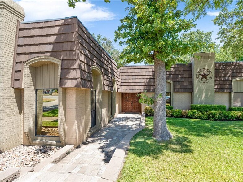 More Photos Of 2020 W Northwest Hwy, Grapevine Office For Lease