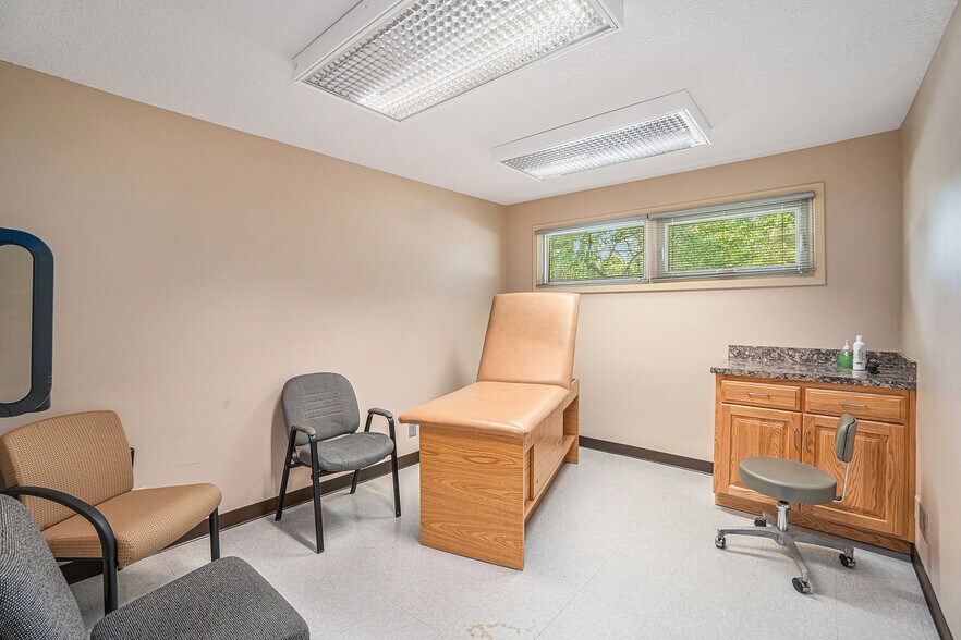 More Photos Of 2 Holly Ln, Paola Medical For Sale