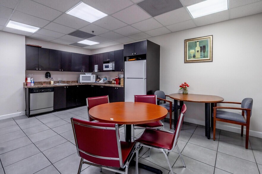 More Photos Of 12550 Biscayne Blvd, North Miami Medical For Lease
