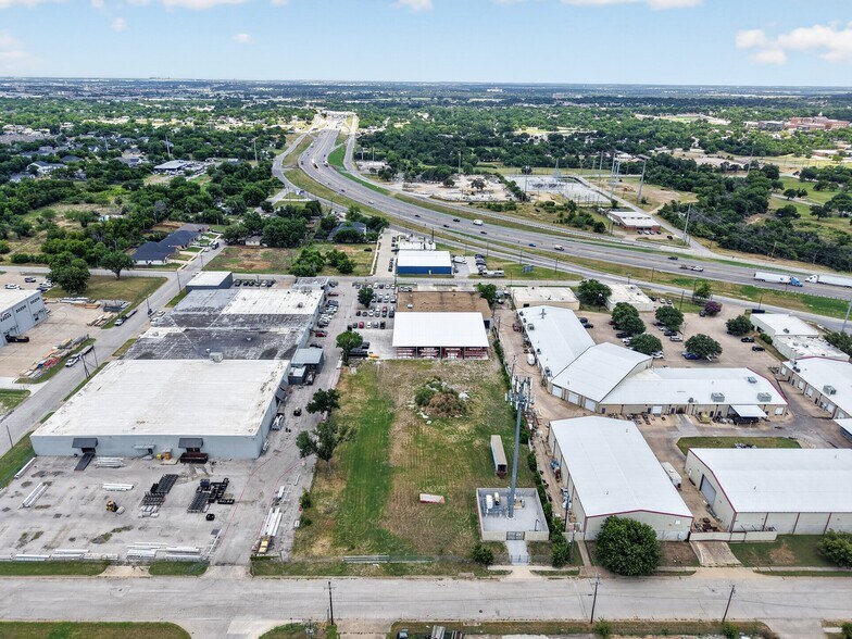 More Photos Of 2106-2110 E Richmond Ave, Fort Worth Distribution For Lease