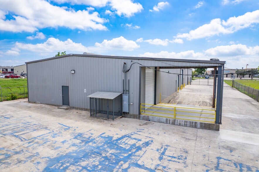 More Photos Of 1141 Guadalupe Dr, Cibolo Manufacturing For Sale