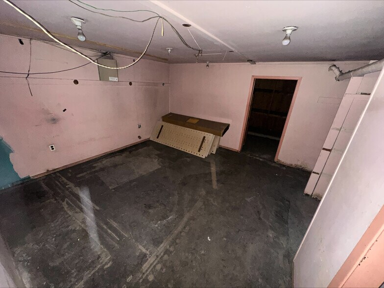 More Photos Of 8-10 Irving Pl, Woodmere Storefront Retail Office For Lease