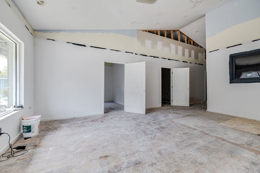 More Photos Of 302 W Victory Dr, Savannah Freestanding For Sale