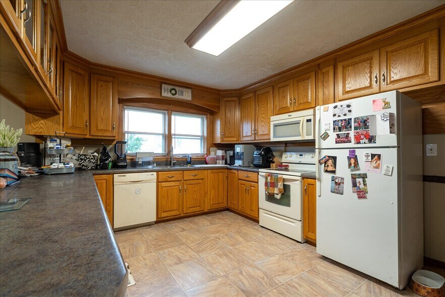 More Photos Of 317 General Daniel Ave N, Danielsville General Retail For Sale