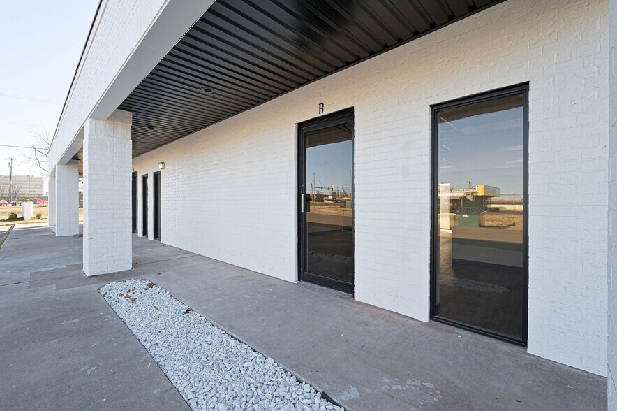 More Photos Of 3009 Epperly Dr, Oklahoma City Office For Sale