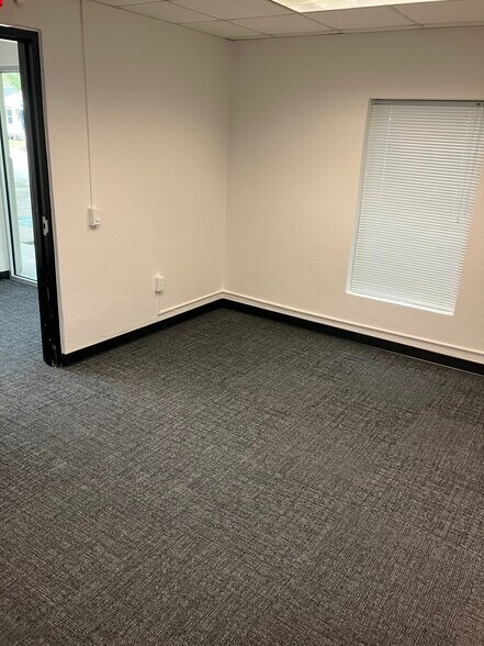 More Photos Of 121 E Magnolia St, Friendswood Unknown For Lease