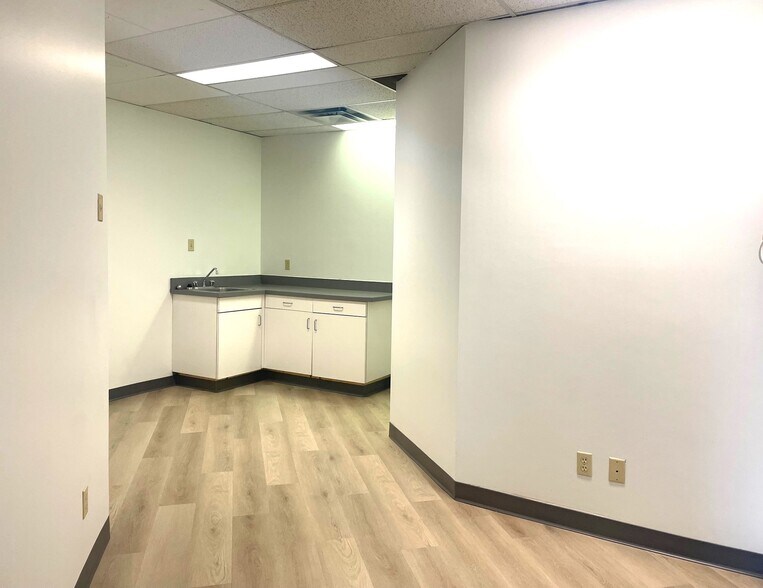 More Photos Of 122 17th Ave SE, Calgary Storefront Retail Office For Lease