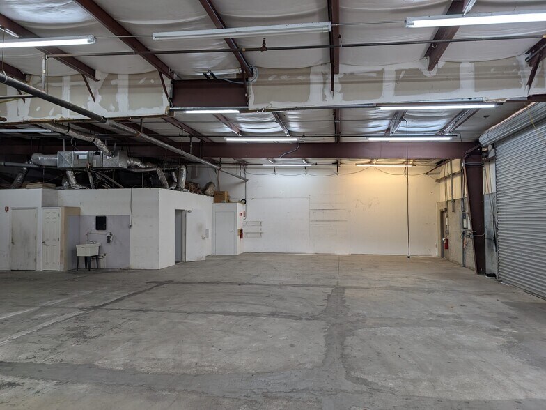 More Photos Of 1052-1060 Endeavor Ct, Nokomis Warehouse For Lease