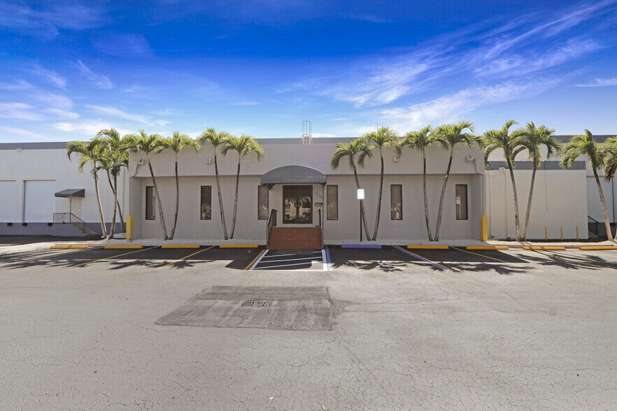 More Photos Of 1730 W 38th Pl, Hialeah Manufacturing For Lease