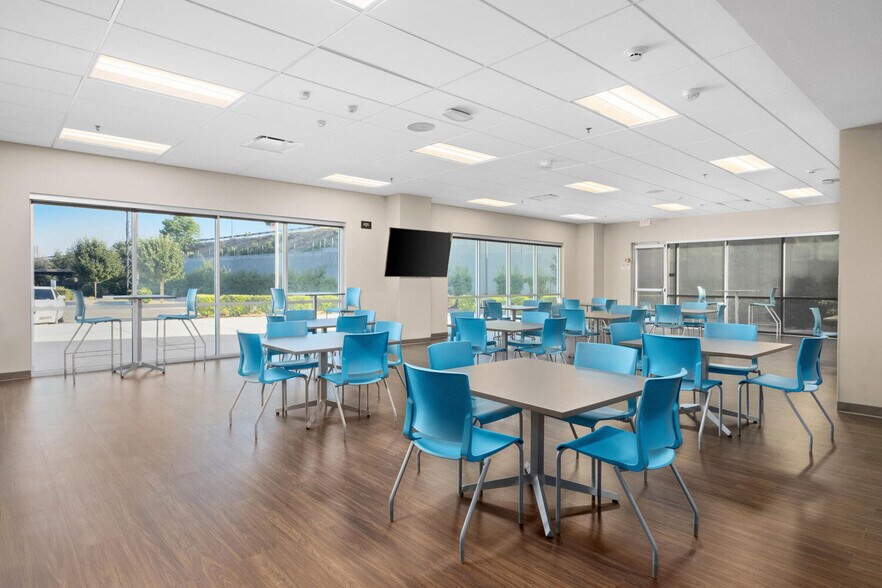 More Photos Of 247 E Nees Ave, Fresno Office For Lease