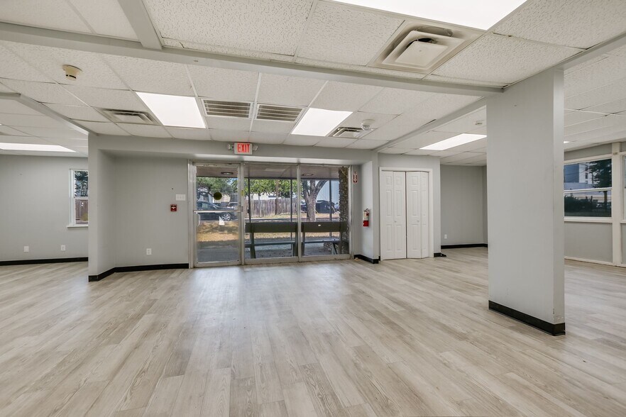 More Photos Of 1701 Evergreen Ave, Austin Light Distribution For Lease