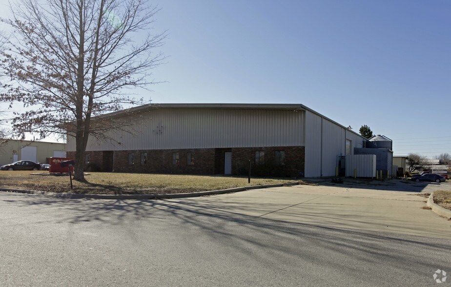 More Photos Of 311-315 N Burch St, Olathe Manufacturing For Sale