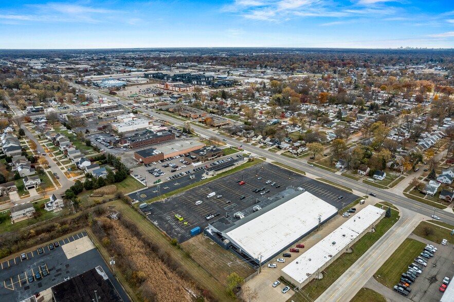 More Photos Of 400 W Maple Rd, Troy Office For Sale