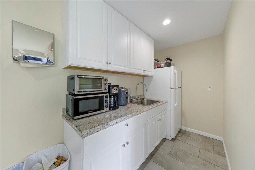 More Photos Of 40 Sunset Ridge Rd, New Paltz Medical For Sale