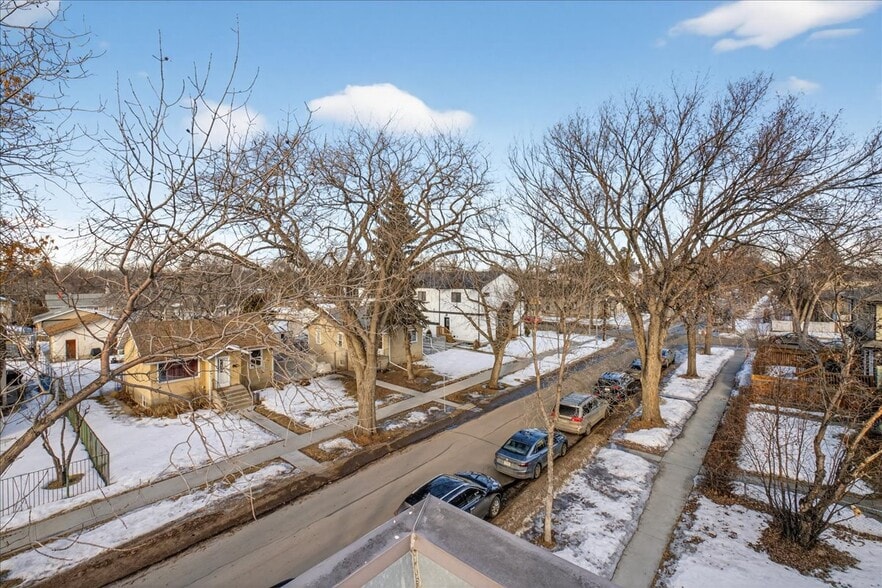 More Photos Of 11831 123 St NW, Edmonton Office For Sale