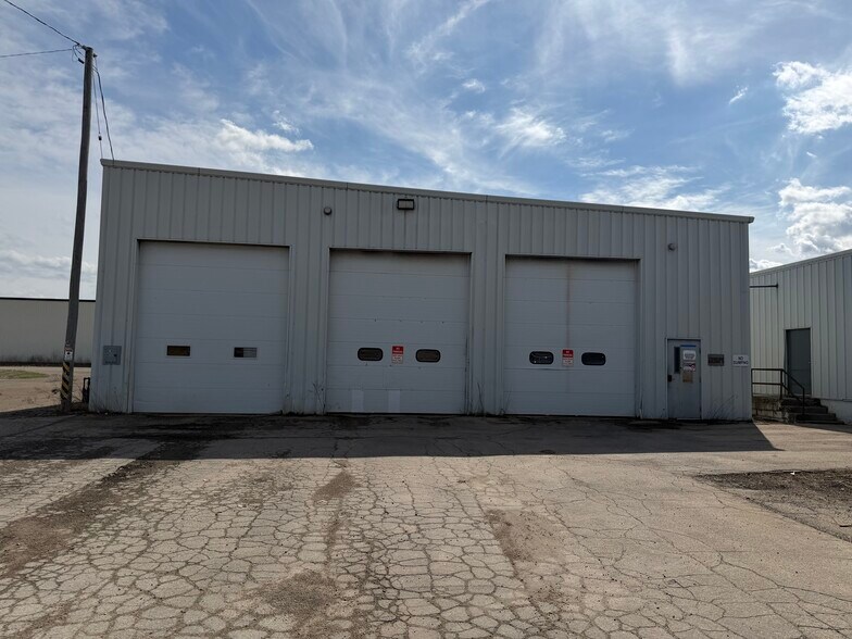 More Photos Of 1705 Dixie Rd, Neenah Flex For Lease