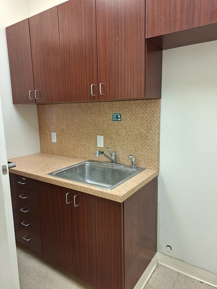 More Photos Of 2585 S Nellis Blvd, Las Vegas Freestanding For Lease