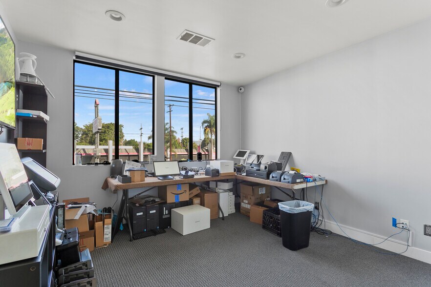 More Photos Of 22520-22522 Ventura Blvd, Woodland Hills Storefront Retail Office For Lease