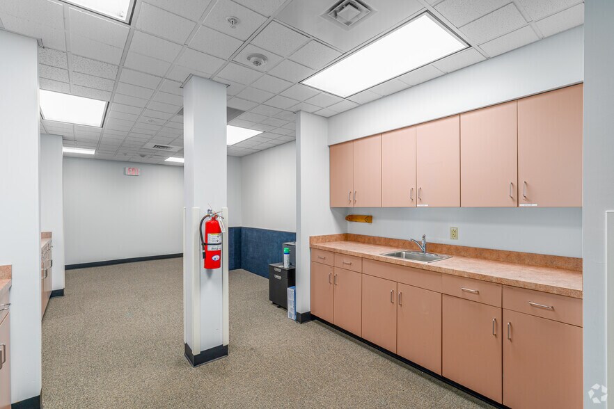 More Photos Of 800 Barksdale Rd, Newark Medical For Lease